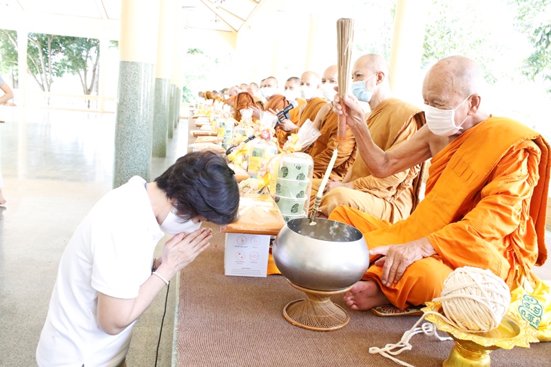 ดร.บุษบา ชัยจินดา รองอธิการบดี ม.ศรีปทุมชลบุรี ทำบุญวันคล้ายวันเกิด ถวายภัตตาหารเพล พระสงฆ์ วัดเขาบางทราย