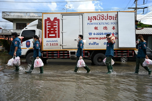 ข่าวงานอีเว้นท์ - มูลนิธิป่อเต็กตึ๊ง จัดทีมลงพื้นที่แจกจ่ายเครื่องอุปโภคบริโภค ในโครงการฟื้นฟูหลังน้ำลดแก่ผู้ประสบภัยน้ำท่วมในพื้นที่จังหวัดอยุธยา อ่างทอง ระยอง และปทุมธานี พร้อมจัดหน่วยแพทย์เคลื่อนที่ออกตรวจรักษา และแ