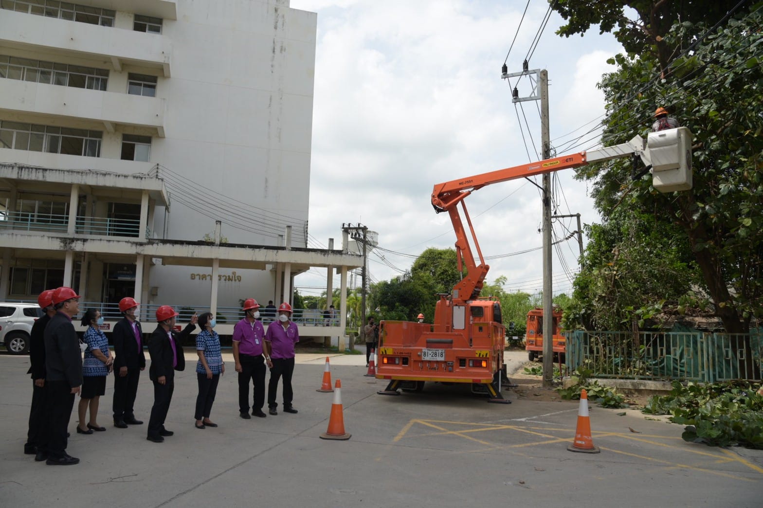 ข่าวราชการ, รัฐวิสาหกิจ - การไฟฟ้าส่วนภูมิภาค จัดกิจกรรม PEA ห่วงใย ปรับปรุงซ่อมไฟภายในโรงพยาบาลและโรงเรียนพื้นที่ประสบอุทกภัย จังหวัดอ่างทอง