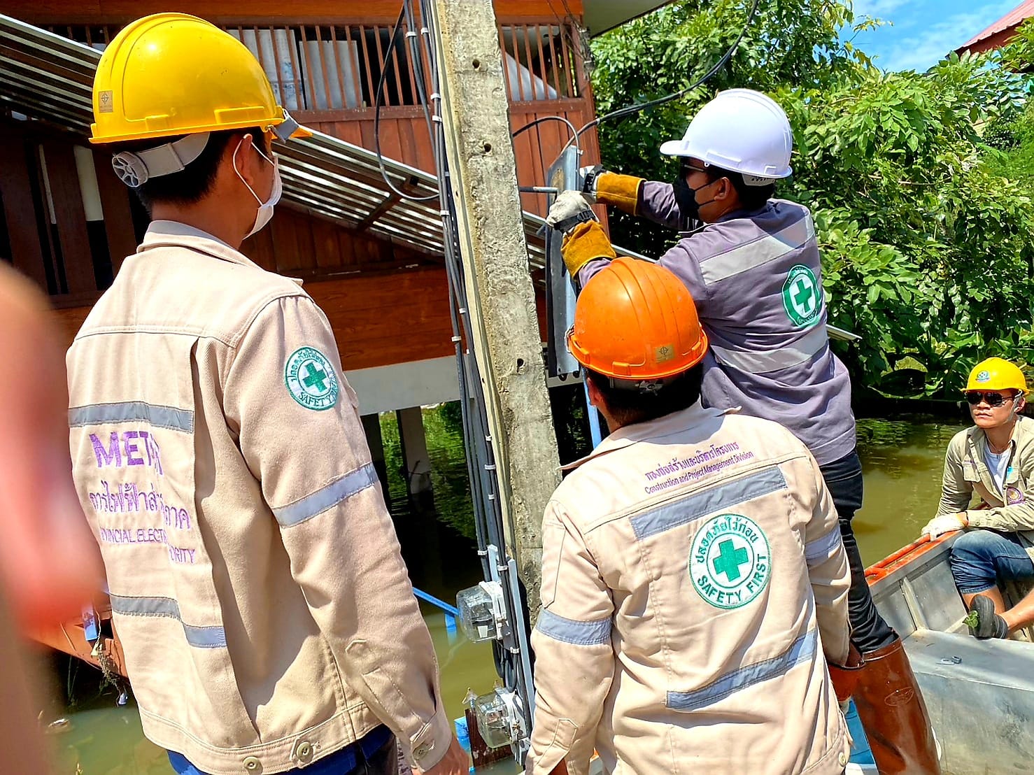 ข่าวราชการ, รัฐวิสาหกิจ - การไฟฟ้าส่วนภูมิภาค เร่งฟื้นฟูระบบจำหน่ายไฟฟ้า ที่ได้รับความเสียหายจากพายุไต้ฝุ่นโนรูและฝนตกหนักอย่างต่อเนื่อง