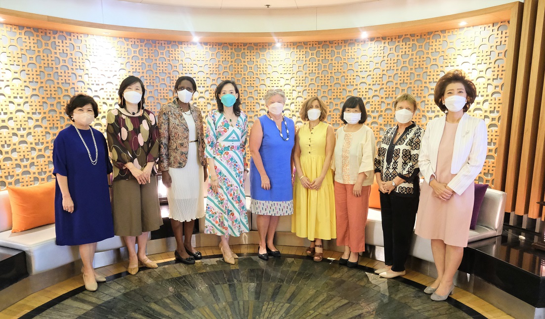  Casual Lunch with Spouses of Head of Missions  at Pathumwan Princess Hotel