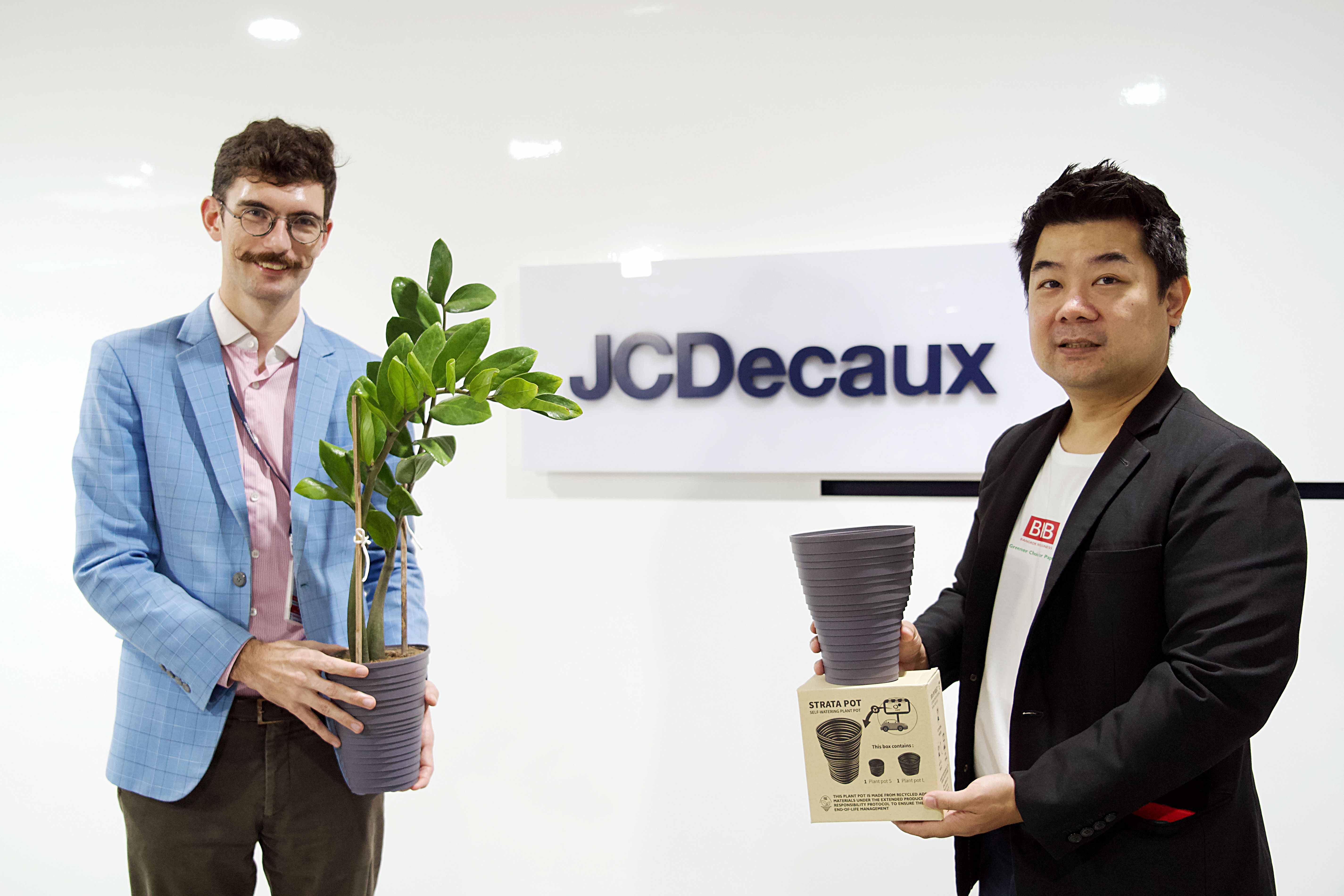 ภาษาอังกฤษ - BPB joins forces with JCDecaux to promote sustainability!  Upcycling 'used billboards' into 'flower pots' reducing waste by 100%