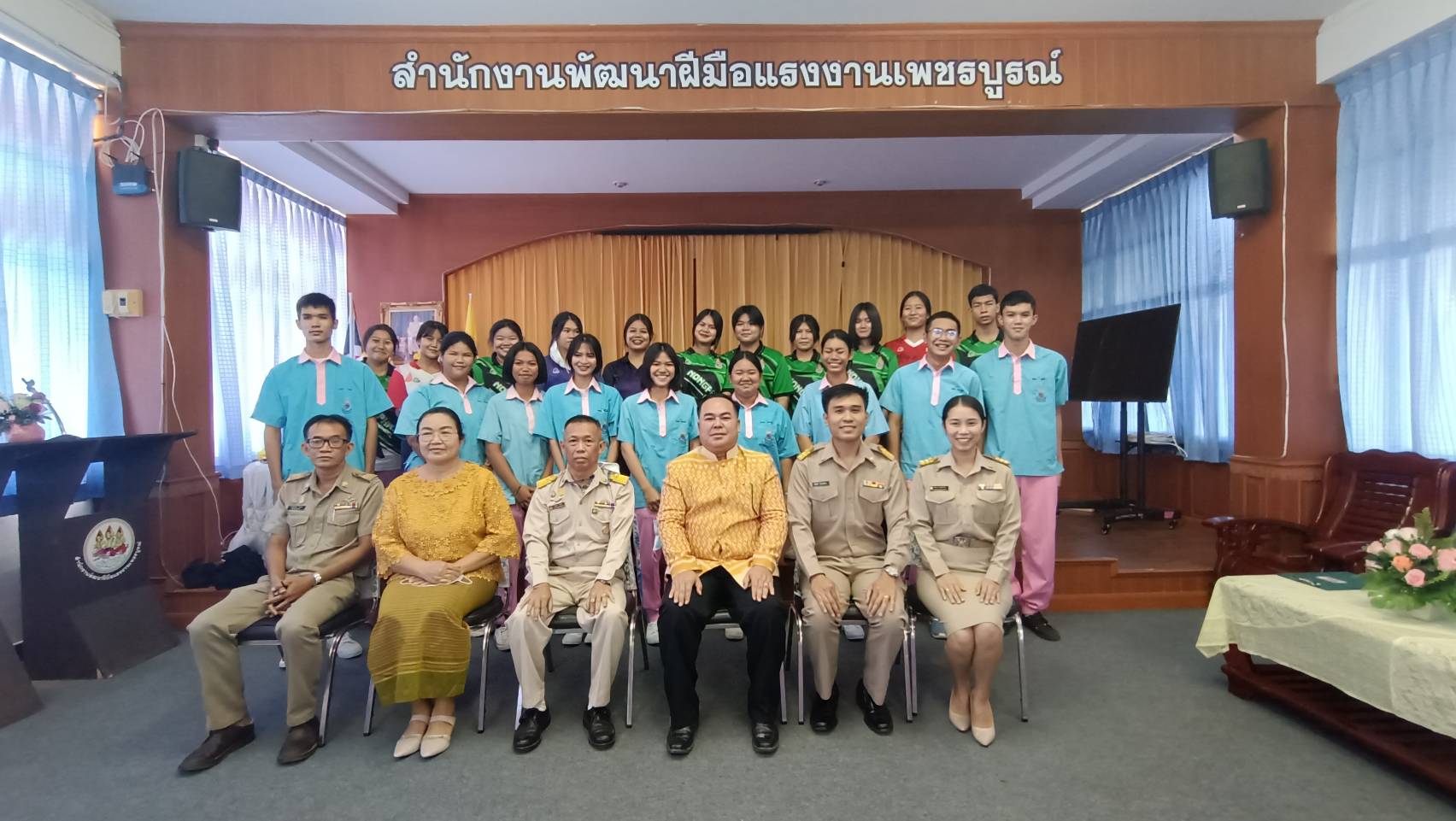 ราชการ, รัฐวิสาหกิจ - สำนักงานพัฒนาฝีมือแรงงานเพชรบูรณ์ ร่วมกับ โรงเรียนหนองไผ่ จัดฝึกอบรมหลักสูตรฝึกอาชีพเสริม ให้แก่นักเรียนชั้นมัธยมศึกษาปีที่ 6