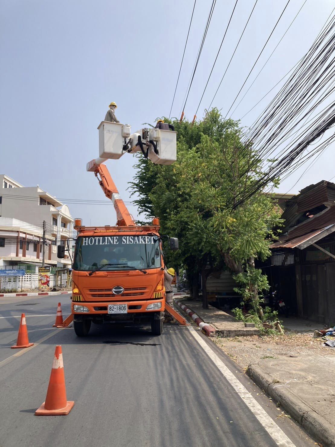 ข่าวราชการ, รัฐวิสาหกิจ - การไฟฟ้าส่วนภูมิภาคจังหวัดศรีสะเกษ ดำเนินกิจกรรมตัดลิดรอนกิ่งไม้สายส่งไฟฟ้า