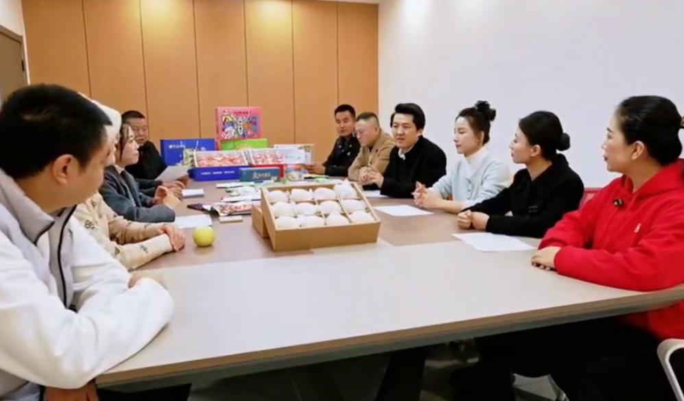 ข่าวเอเชีย - “เกษตรกรสายโค้ด” พลิกโฉมการไลฟ์ขายของบนที่ราบสูงดินเหลือง