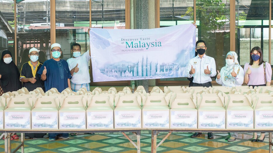 สถานเอกอัครราชทูตมาเลเซีย ประจำประเทศไทย มอบผลิตภัณฑ์อาหารจากประเทศมาเลเซีย แก่ชุมชนมุสลิมท่าเรือคลองเตยล็อค 1-2-3