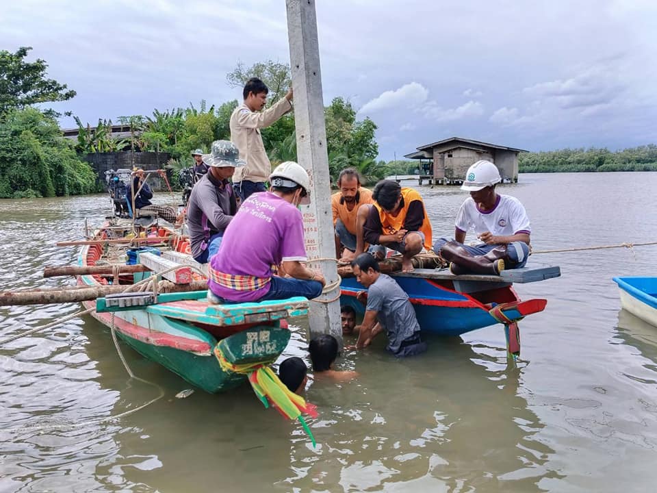 ข่าวราชการ, รัฐวิสาหกิจ - การไฟฟ้าส่วนภูมิภาค อำเภอปากพนัง เร่งฟื้นฟูระบบจำหน่ายไฟฟ้า ที่ได้รับความเสียหายช่วงมรสุมพื้นที่ อำเภอปากพนัง จังหวัดนครศรีธรรมราช