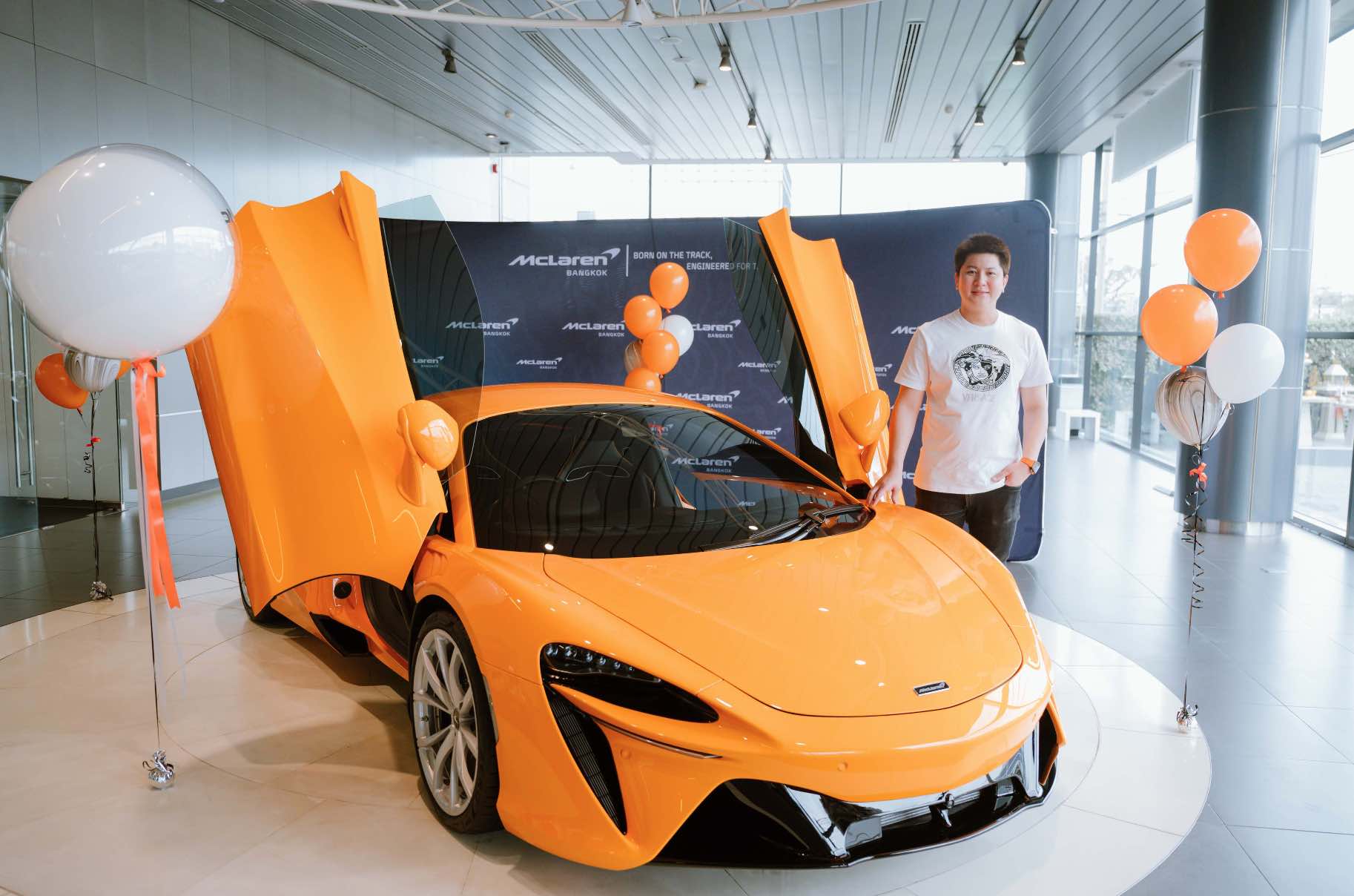 ข่าวยานยนต์ - McLaren Bangkok ส่งมอบ McLaren ARTURA ซูเปอร์คาร์สัญชาติอังกฤษ คันแรกของไทย มาพร้อมดีไซน์สุดหรู โฉบเฉี่ยวด้วยเครื่องยนต์เหนือระดับ ประทับใจทุกการขับขี่ ให้กับไฮโซกี้-สราวุธ เสรีธรณกุล