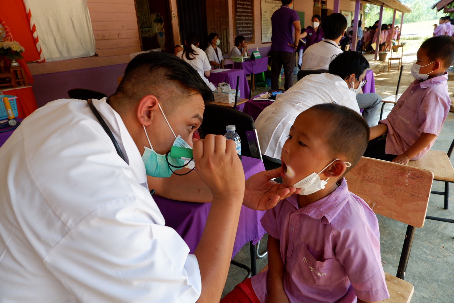 ข่าวสุขภาพ - ลงพื้นที่ตามทีมหมอหน่วยแพทย์พระราชทานฯ ขึ้นเขาไปชายแดนไทย-พม่า ตรวจสุขภาพและให้บริการทันตกรรม